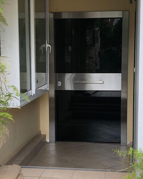 Πόρτα ασφαλείας με τζάμι